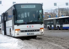 Sliktu braukšanas apstākļu dēļ pirmdien kopumā atcelti 17 reģionālo autobusu reisi 