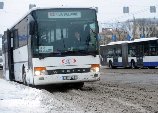 Sliktu braukšanas apstākļu dēļ pirmdien kopumā atcelti 17 reģionālo autobusu reisi 