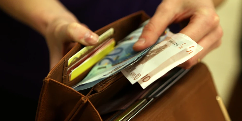Valdība piekrīt minimālo algu nākamgad palielināt līdz 620 eiro