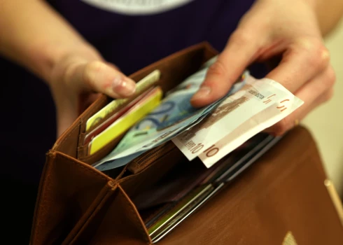 Valdība piekrīt minimālo algu nākamgad palielināt līdz 620 eiro