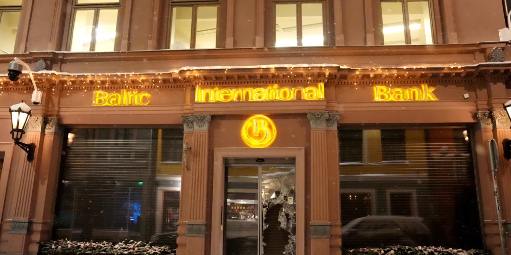 В здание Baltic International Bank на улице Грециниеку в Старой Риге, взломав входную дверь, ворвался отряд полиции специального назначения.