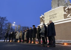 Vēstniecība aicināja iedegt svecīti pie Brīvības pieminekļa kopā ar vēstnieci Moniku Mihališinu.