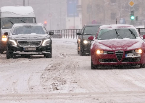 Aktuālā satiksmes informācija: īpaši apgrūtināta braukšana uz Liepājas šosejas