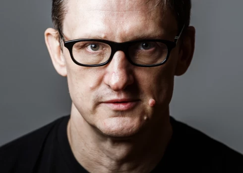 Jurģis Liepnieks atzīst, ka ļoti cenšas racionāli izmantot laiku, tāpēc lasa visur, kur kaut kas ir jāgaida, sākot ar restorāniem un kafejnīcām, beidzot ar rindu pie ārsta.