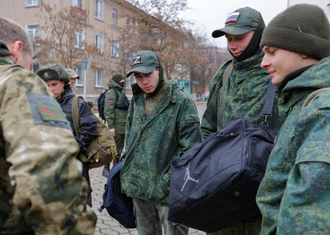 Krievijas mobilizētajiem atsūta "Jaungada dāvanas" atkritumu maisiņos 