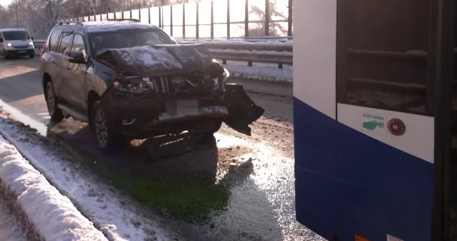 "Toyota" vadītājs ietriecies sabiedriskajā autobusā