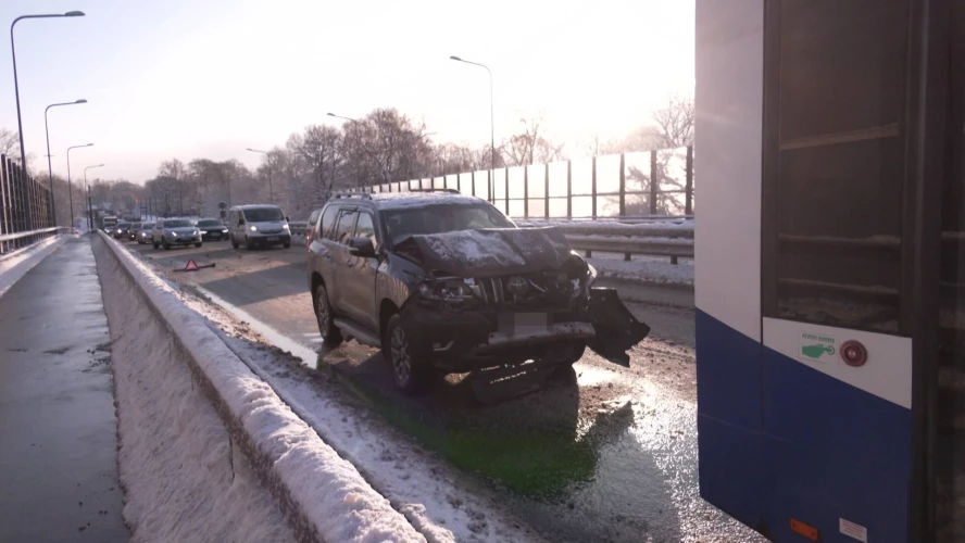 Водитель автомобиля Toyota врезался в общественный транспорт