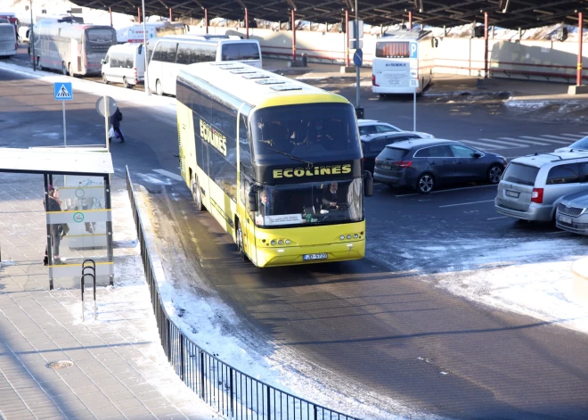 Sliktu braukšanas apstākļu dēļ trešdien atcelti vairāki reģionālo autobusu reisi