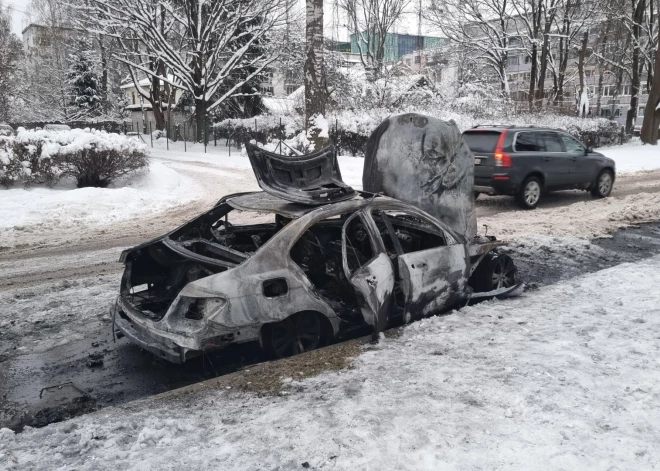 Garozes ielā, agrā 14. decembra rītā, nodedzināts auto.