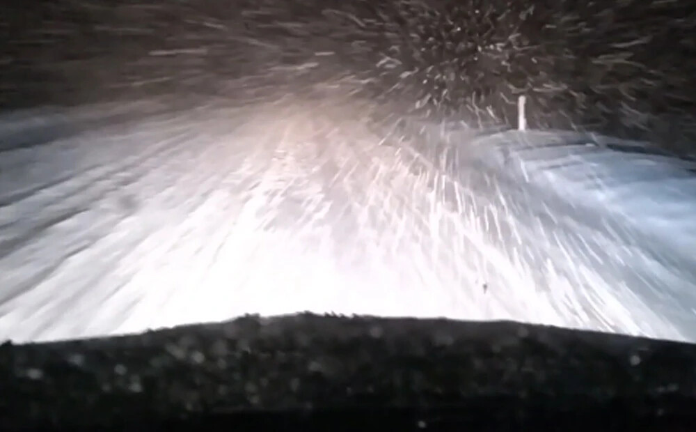 VIDEO: sniega mākoņi pavirzījušies uz valsts ziemeļiem, pieputinot ceļus Limbažu pusē
