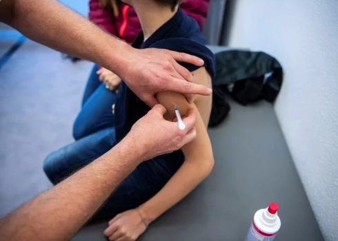 Mediķi aicina novērst zēnu diskrimināciju vakcinācijā pret CPV