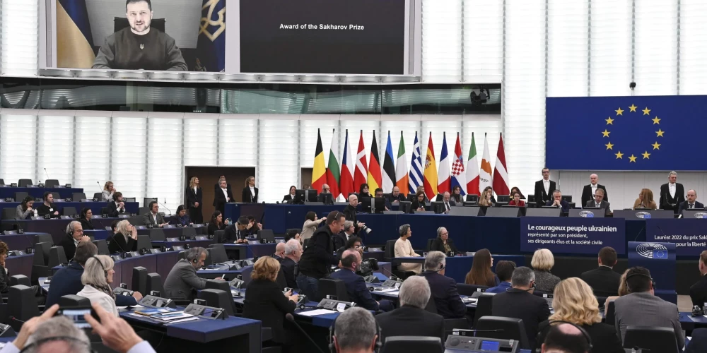 Pieņemot EP Saharova balvu, Zelenskis aicina Eiropu palīdzēt izveidot tribunālu Krievijas vadības tiesāšanai