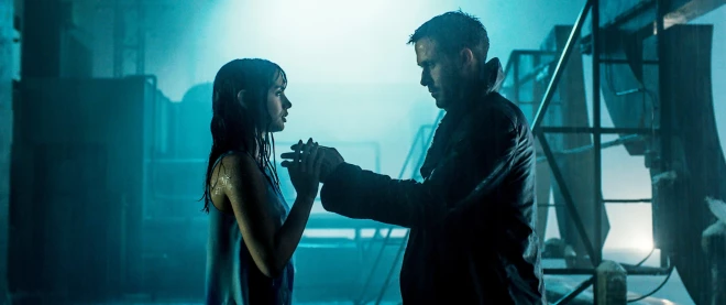 Ar Raienu Goslingu filmā "Pa asmeni skrejošais 2049".