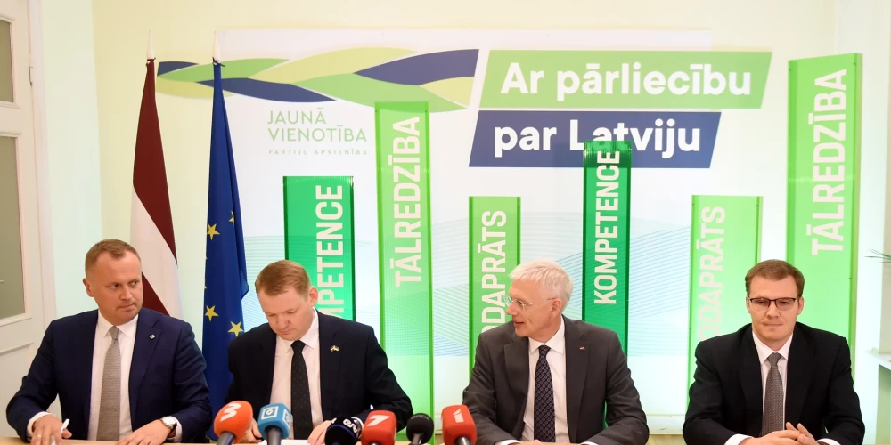 Представители партий правящей коалиции – Эдгар Таварс и Эдвард Смилтенс ("Объединенный спискок"), Кришьянис Кариньш ("Новое Единство") и Райвис Дзинтарс (Национальное объединение)