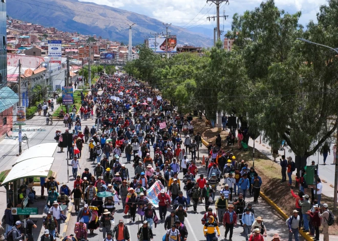 Nerimstot protestiem, Peru izsludināts ārkārtas stāvoklis