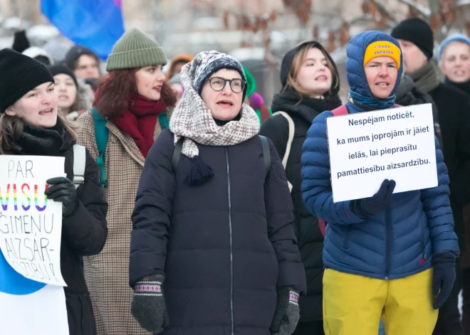Šorīt pie Saeimas notika pikets, kurā pulcējās ap 150 dalībniekiem, lai iestātos par visām Latvijas ģimenēm.