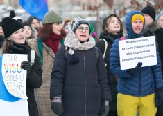 Kā ziņots, deputātu vairākums ceturtdien, 8. decembrī, noraidīja 23 257 Latvijas pilsoņu kolektīvo iesniegumu "Par visu ģimeņu tiesisko aizsardzību", kurā bija rosināts tiesiski atzīt ārpus laulības savienībā dzīvojošu pārus un nodrošināt viņu sociālo aizsardzību.