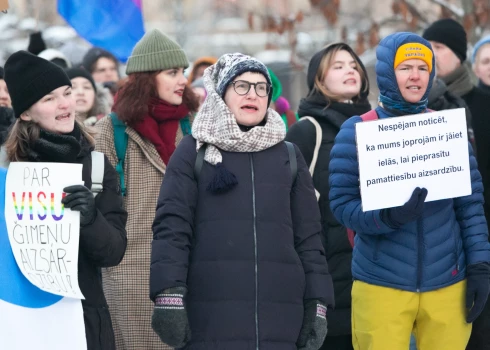 FOTO: LGBTQ aktīvisti pie Saeimas aizstāv Civilās savienības likumprojektu