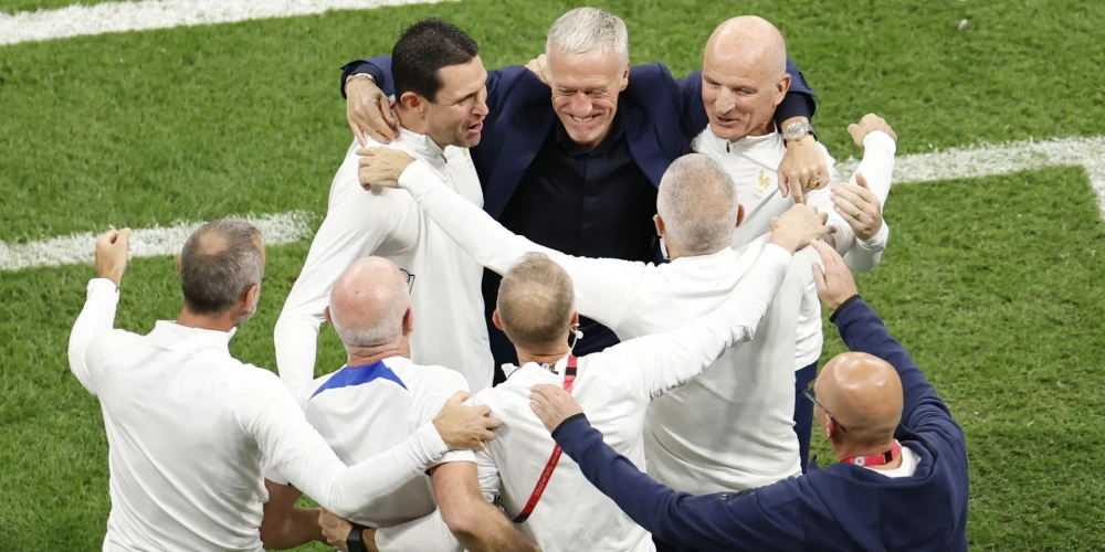 Didjē Dešams (franču: Didier Deschamps; dzimis 1968. gada 15. oktobrī Bajonā, Francijā) ir basku tautības Francijas futbola treneris un bijušais futbolists, bijis Francijas futbola izlases spēlētājs un kapteinis. Būdams izlases kapteinis, viņš ir uzvarējis 1998. gada Pasaules kausa finālturnīrā un 2000. gada Eiropas čempionātā. Pēc spēlētāja karjeras beigām kļuvis par treneri. 2004. gadā Pelē viņu iekļāva savā FIFA 100 sarakstā kā vienu no 125 labākajiem futbolistiem futbola vēsturē. 