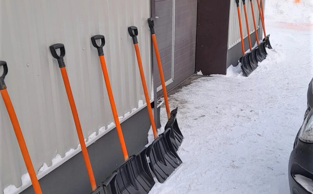 Sportot mīloši ventspilnieki izlūdzas pašvaldībai sniega lāpstas, lai paši tīrītu savus pagalmus