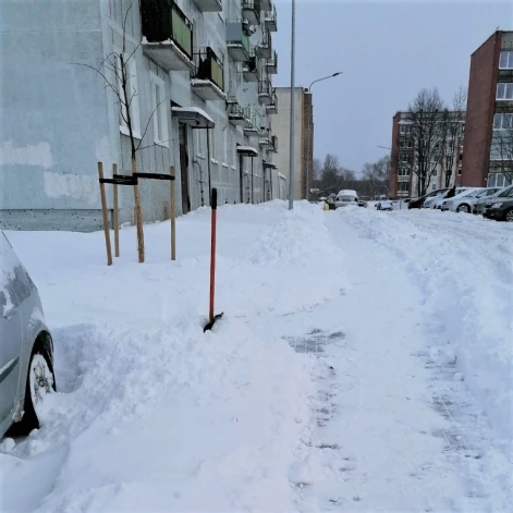 Ventspils Komunālā pārvalde daudzdzīvokļu māju pagalmos izlikusi sniega lāpstas, lai paši iedzīvotāji varētu izrakties cauri kupenām.