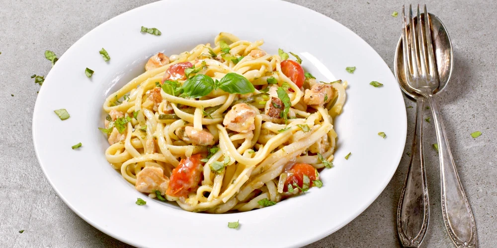 Spageti ar lasi saldkrējuma mērcē