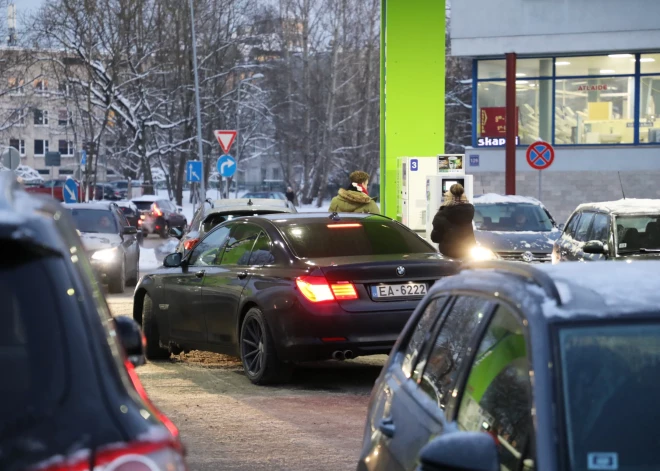 Automašīnas degvielas uzpildes stacijā "Neste", kur no plkst. 13 līdz 17 degvielai samazināta cena par 0,15 eiro litrā.