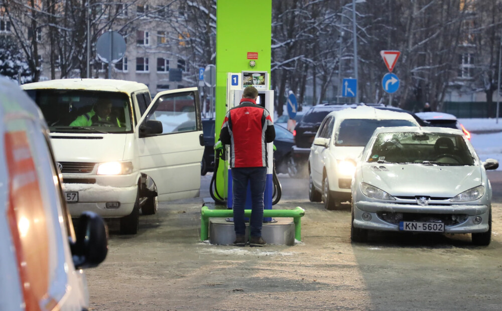 FOTO: autovadītāji naski uzpilda degvielu Satekles ielas benzīntankā