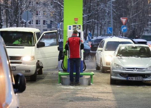 Automašīnas degvielas uzpildes stacijā "Neste", kur no plkst. 13 līdz 17 degvielai samazināta cena par 0,15 eiro litrā.