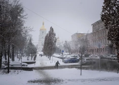 Sieviete staigā pa ielu Kijivas pilsētas centrā, Ukrainā, ceturtdien, 2022. gada 15. decembrī.