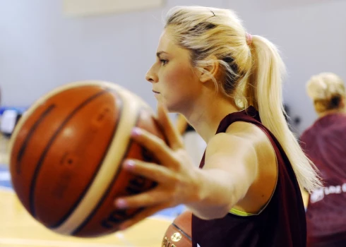 Latvijas sieviešu basketbola izlases spēlētāja Elīna Babkina.