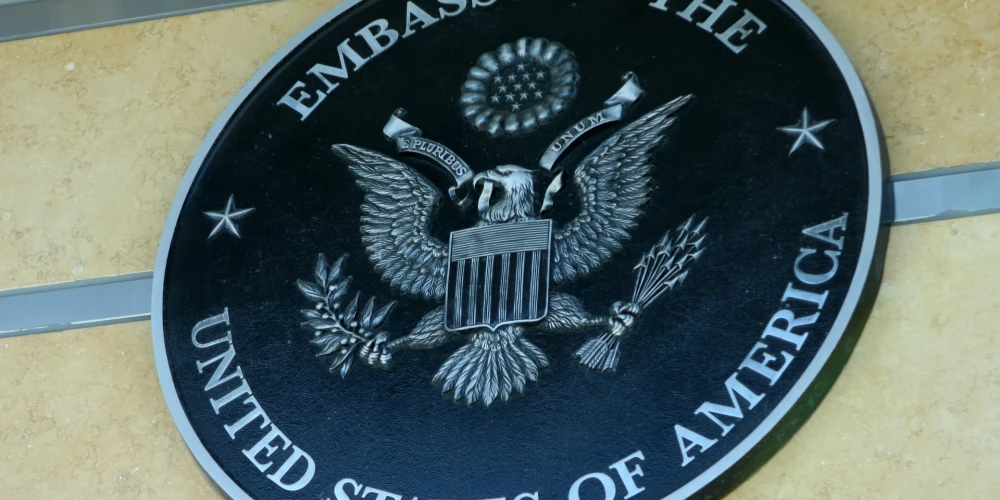 Вывеска у здания посольства США.