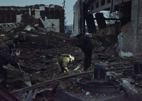 epa10367576 Ukrainian policemen investigate the place of a Russian S300 rocket hit in Kharkiv, Ukraine, 15 December 2022, amid Russia's military invasion. This time Russia shelled the old storehouse and nobody was killed or injured during that rocket hit. Kharkiv and surrounding areas have been the target of heavy shelling since February 2022, when Russian troops entered Ukraine starting a conflict that has provoked destruction and a humanitarian crisis. At the beginning of September, the Ukrainian army pushed Russian forces from occupied territory northeast of the country in counterattacks.  EPA/SERGEY KOZLOV