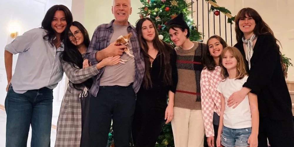 "Mēs esam ģimene!": Brūsa Villisa bijusī un pašreizējā sieva sarīko viņam Ziemassvētkus agrāk