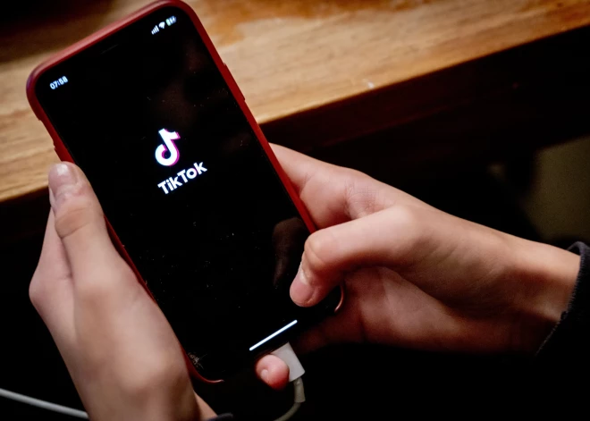 "TikTok" pārpludina platformu ar paškaitējuma saturu, kas parādās bērniem, kas jaunāki par 13 gadiem