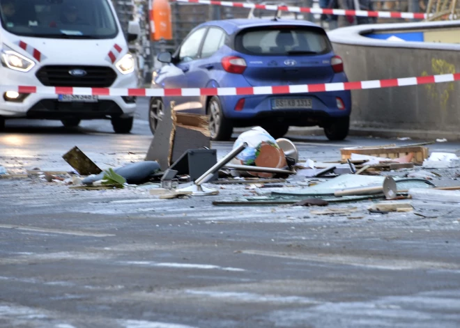 The AquaDom Aquarium burst and as a result of the pressure of the explosion, doors and windows shattered, debris was thrown onto the street in Berlin