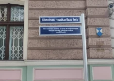 Новая табличка на здании посольства России в Латвии (Фото: Twitter @MStakis)