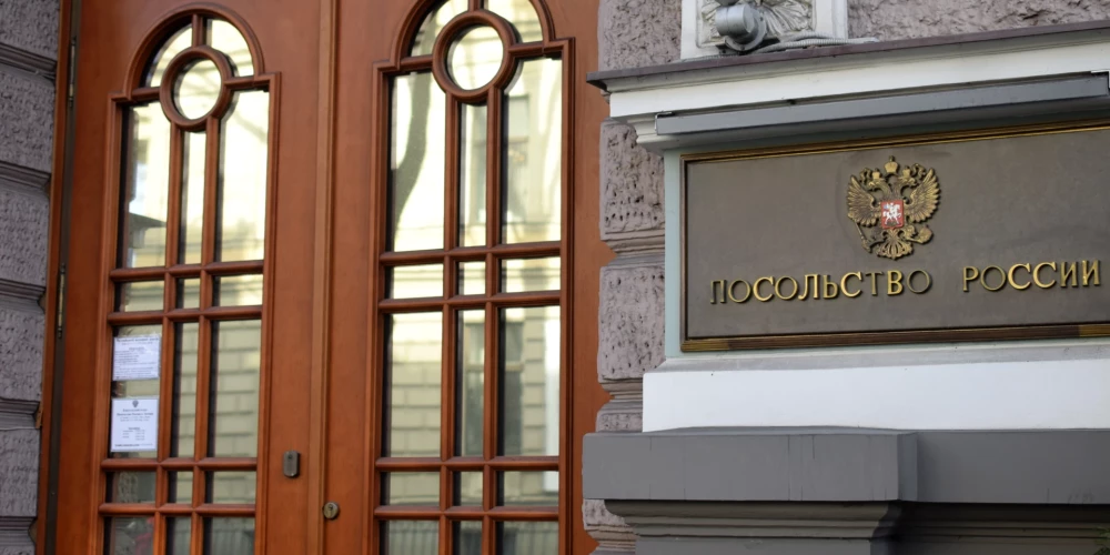 Pie Krievijas vēstniecības uzstāda plāksnes ar jauno, Ukrainai veltīto ielas nosaukumu