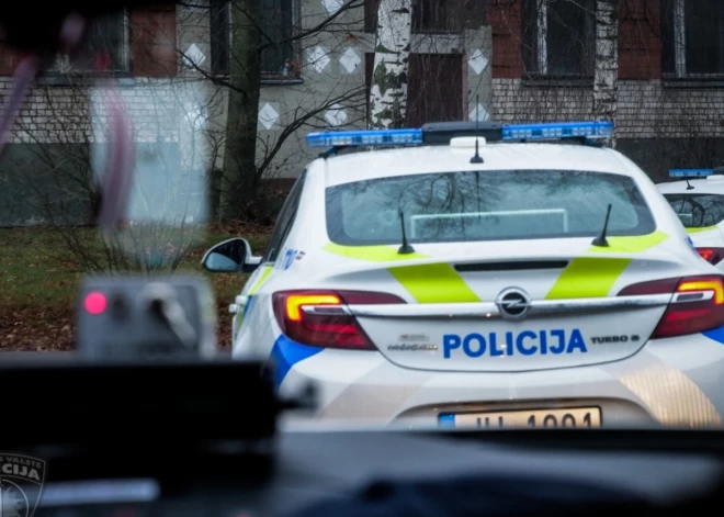 Policijā saņem zvanu no izmisuša vīrieša, ka viņam nozagts auto