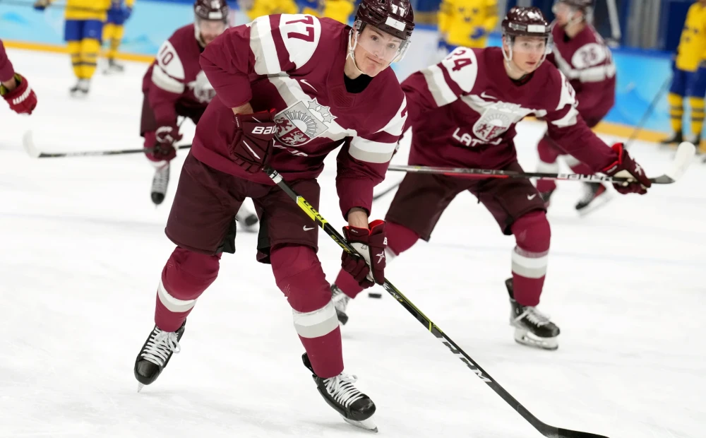 Det latviske hockeylaget starter testturneringen i Slovakia med seier på overtid