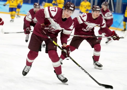 Latvijas hokeja izlase pārbaudes turnīru Slovākijā sāk ar uzvaru pagarinājumā