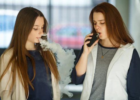 Pusaudžiem bieži vien šķiet, ka e-cigarete ir nekaitīga un stilīga.  