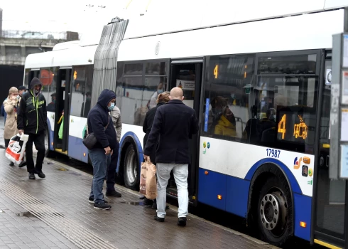 Ja 2020. gadā ar sabiedriskā transporta pakalpojumu pieejamību apmierināti bija 86% rīdzinieku, tad 2022. gadā apmierināti ir 77% aptaujāto.