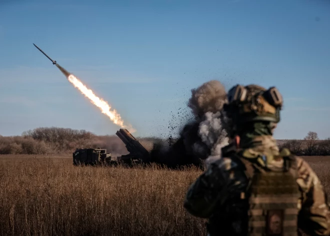 Aizvadītajā diennaktī krievi uz Ukrainu palaiduši 98 raķetes