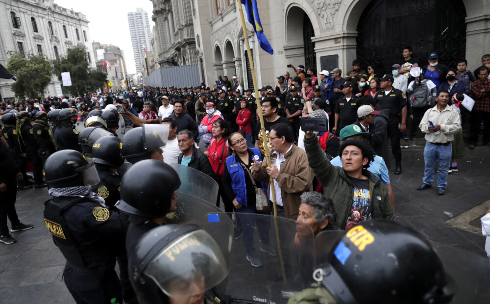 Tūkstošiem tūristu netiek prom no protestu pārņemtās Peru