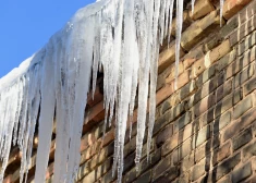  В этом сезоне падающий снег и сосульки травмировали двух человек, повредили несколько машин