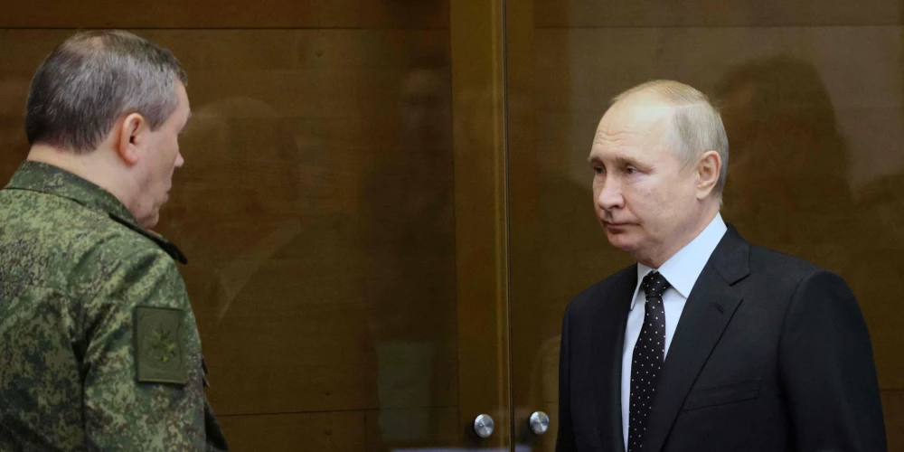Šajā attēlā, kas uzņemts nenoteiktā vietā Krievijā, redzams Krievijas prezidents Vladimirs Putins (R) un Ģenerālštāba priekšnieks Valērijs Gerasimovs, 2022. gada 17. decembris. 
