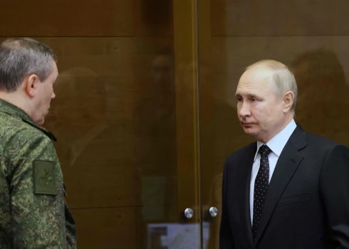 Putins ticies ar militārajiem vadītājiem, kad Krievijas spēki palaida kārtējo raķeti Ukrainas infrastruktūras virzienā