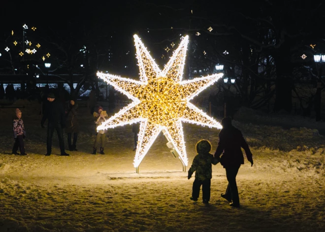 No 17. decembra Rīgas kanālmalā apskatāms centrālais galvaspilsētas gadu mijas gaismas noformējums "Ziemassvētku gaismas taka", informēja Rīgas domē.