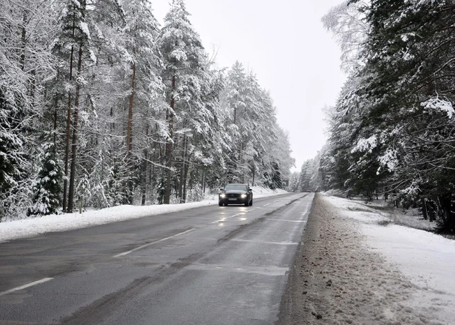 Pirmdienas rītā daudzviet Latvijā autoceļi ir sniegoti un apledo